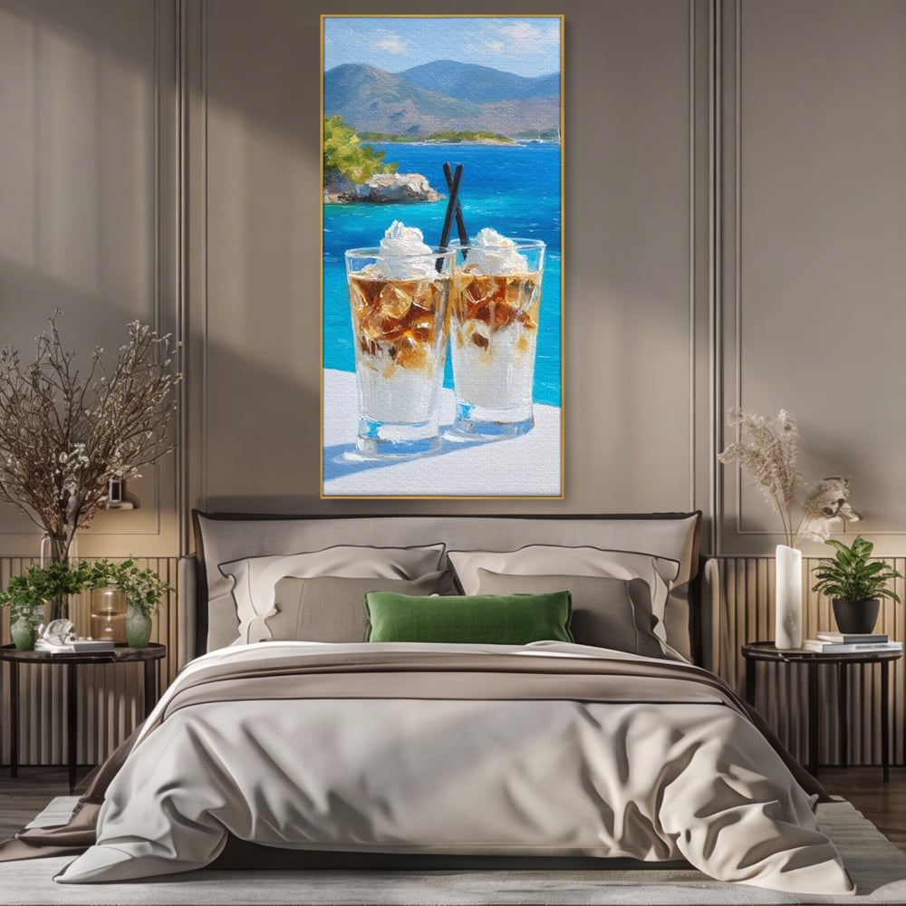Tablou canvas cu pictura cu doua pahare de frappe pe malul marii, in rama de aluminiu auriu, pe perete intr-un dormitor